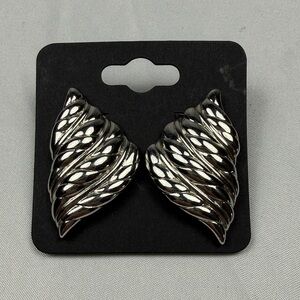 Vintage Silver Tone Shell Clip On Earrings Coastal Nautical Statement Retro